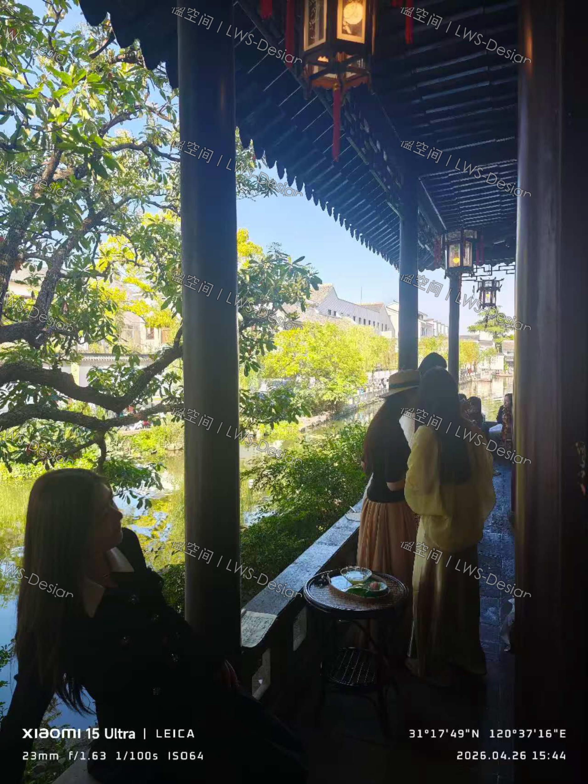 园林廊下的行进路线与临水停留