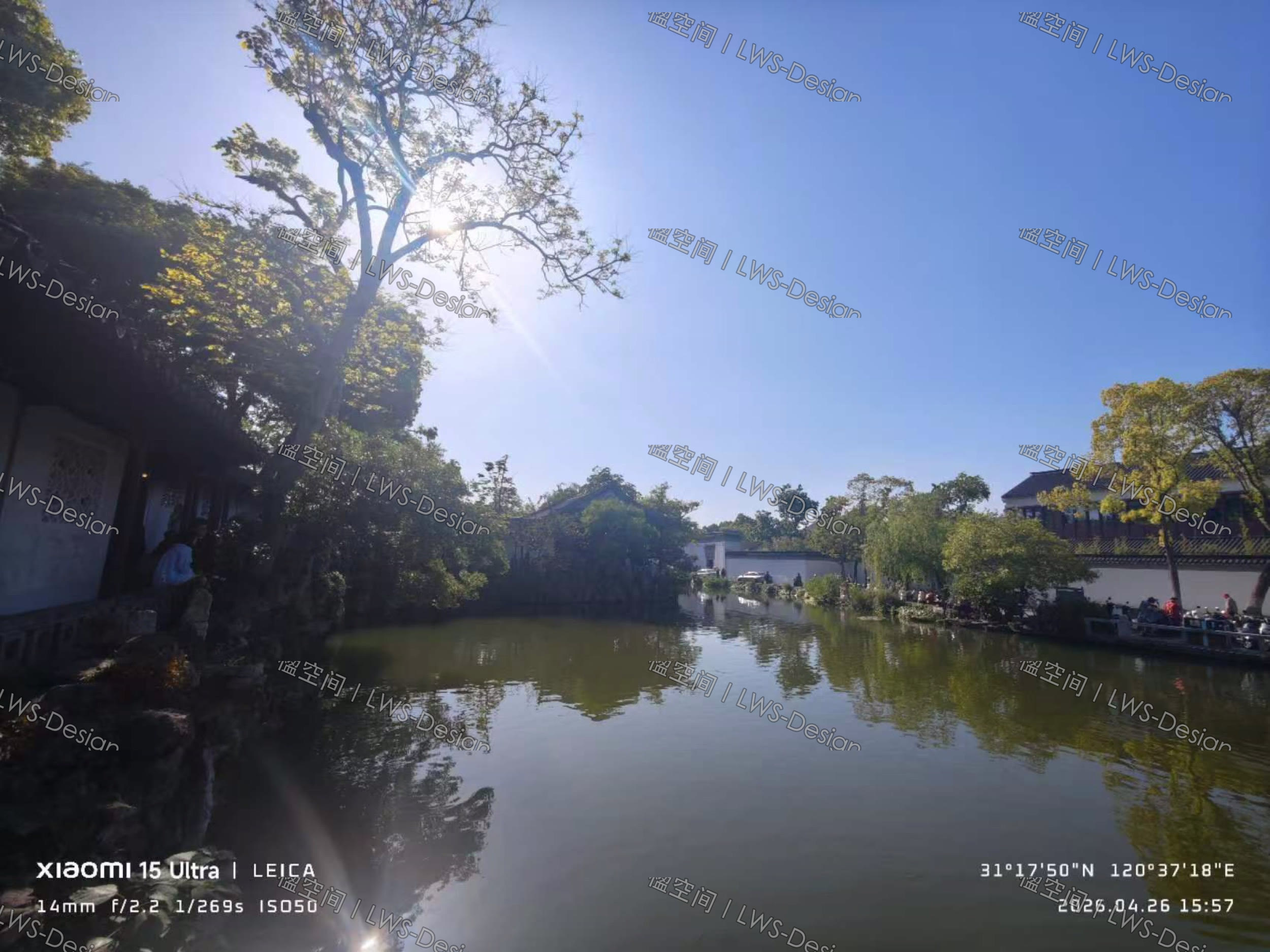 苏州园林水面、屋檐和树影倒影