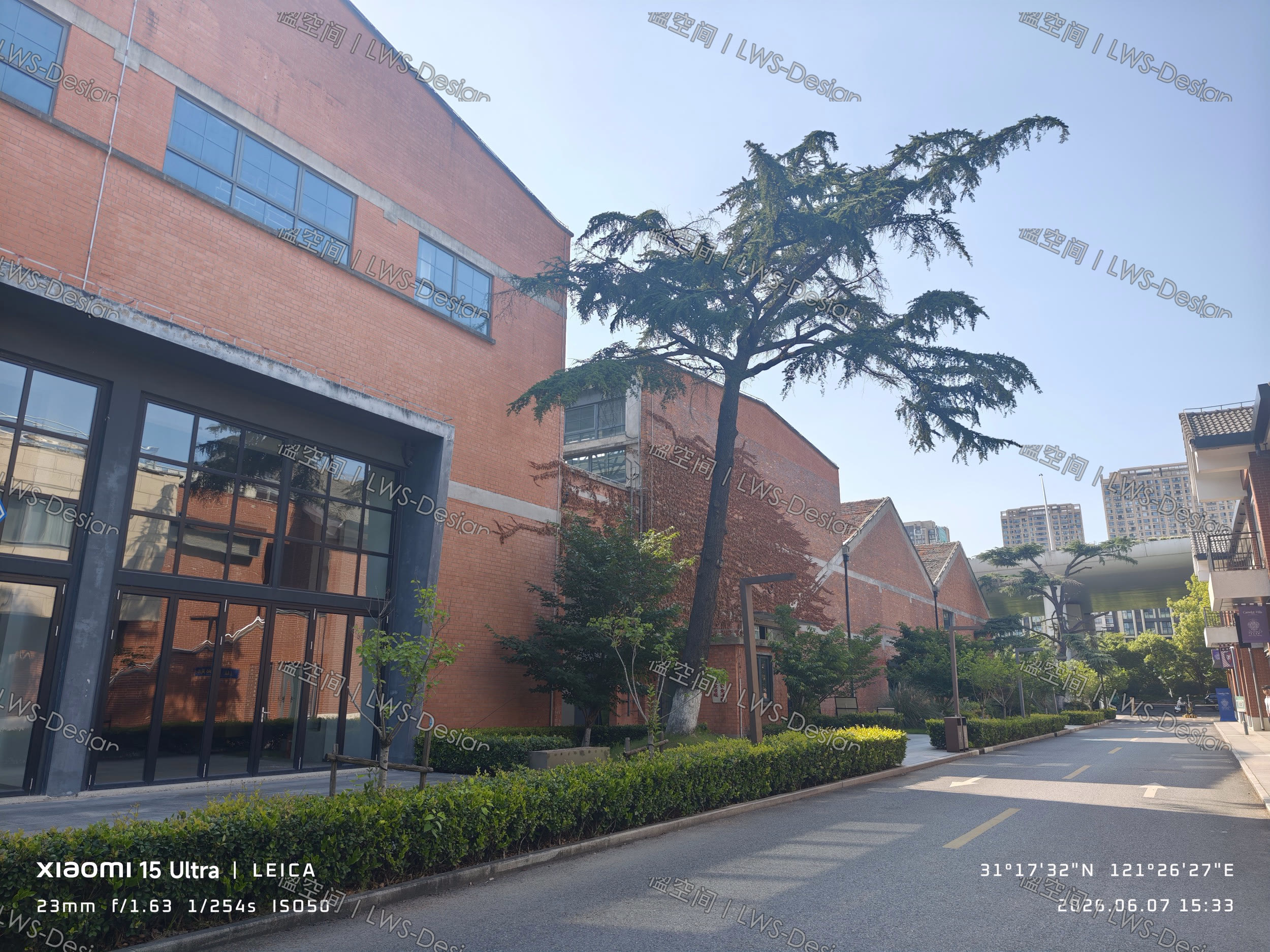 静安新业坊红砖建筑与林荫步道
