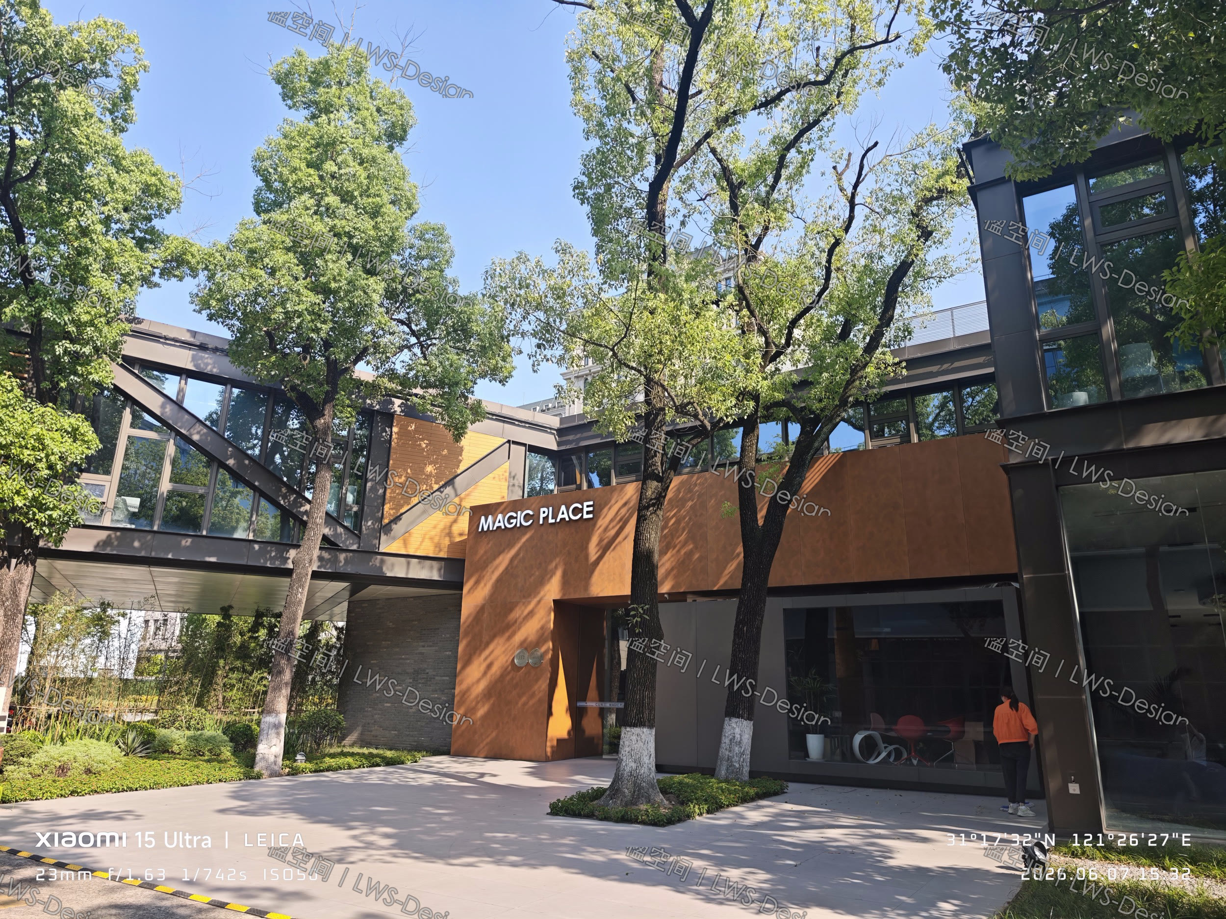 静安新业坊林下的新建筑界面