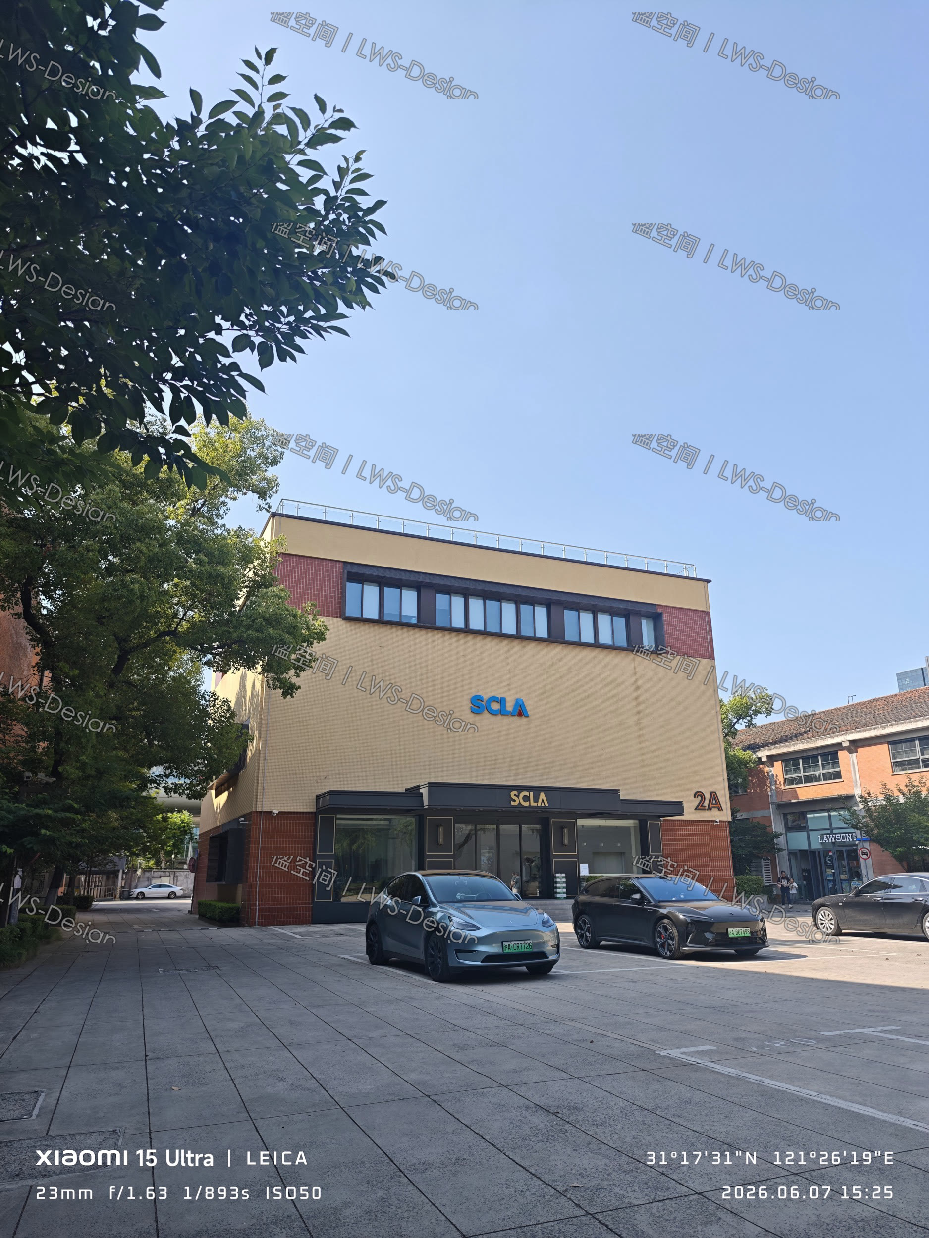 静安新业坊更新后的入口与品牌标识